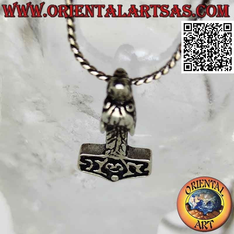 Colgante de plata, martillo de Thor con cabeza de lobo en el mango.