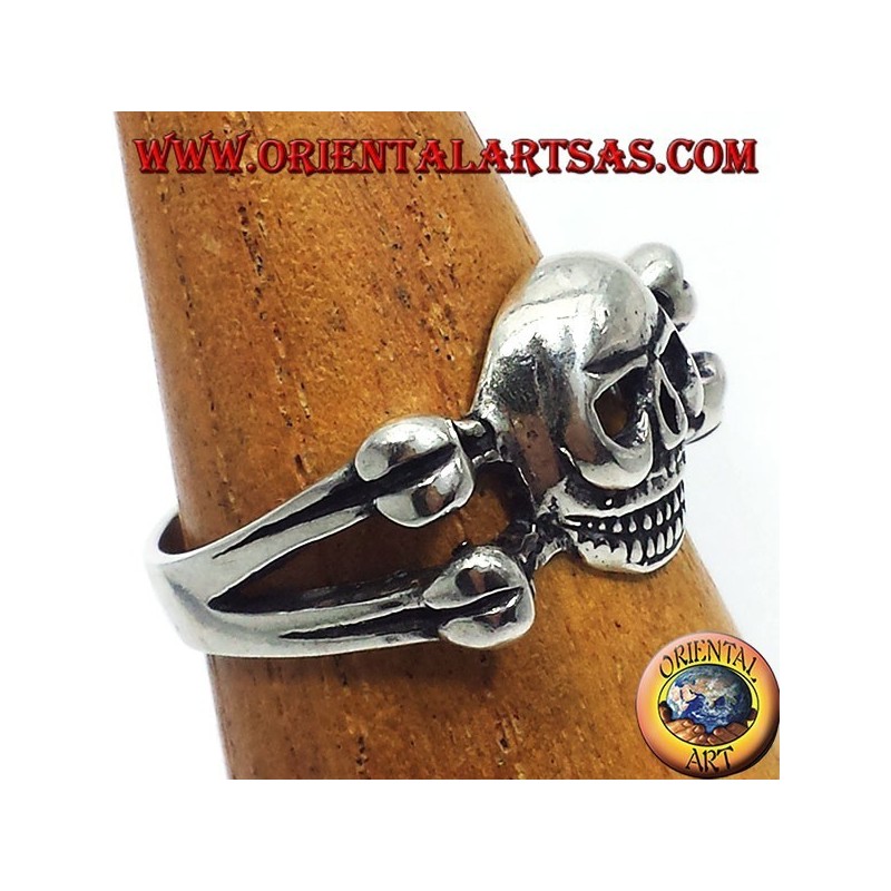 anello in argento teschio sulle osse