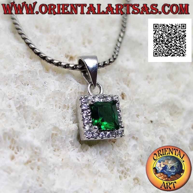 Pendentif en argent avec émeraude synthétique carrée entouré de zircons