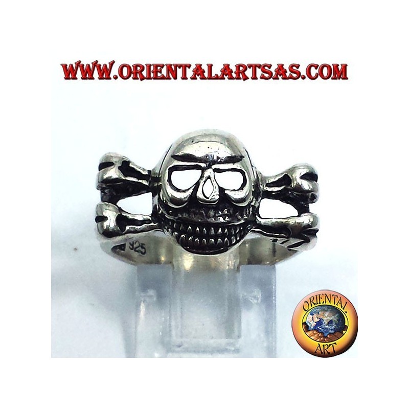 anello in argento teschio sulle osse