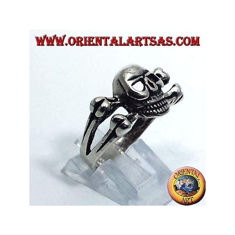anello in argento teschio sulle osse