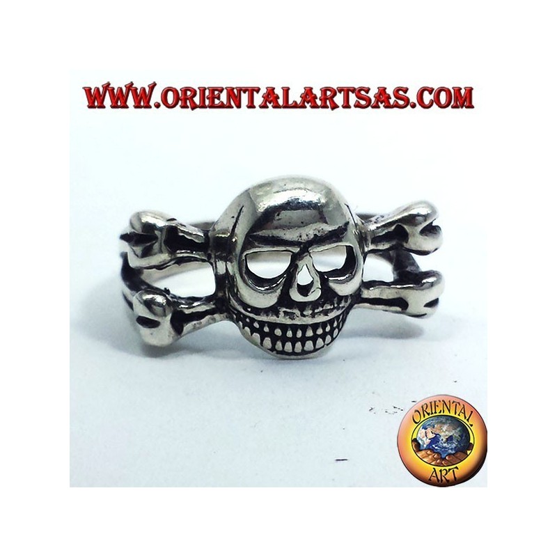 anillo de plata, en los huesos del cráneo