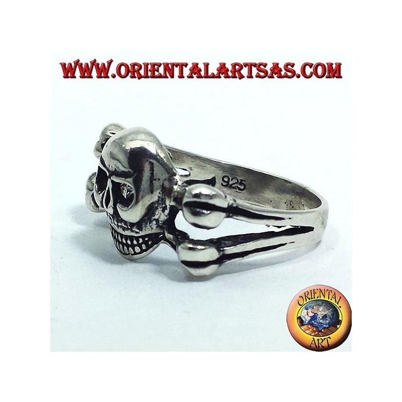 bague en argent, sur les os du crâne