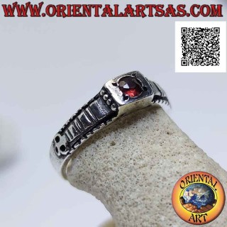 Bague en argent avec grenat rond serti dans un carré en relief et décor à carreaux