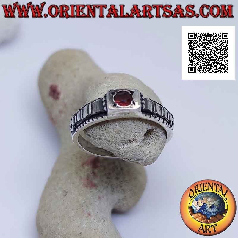 Anillo de plata con granate redondo engastado en un cuadrado en relieve y decoración a cuadros