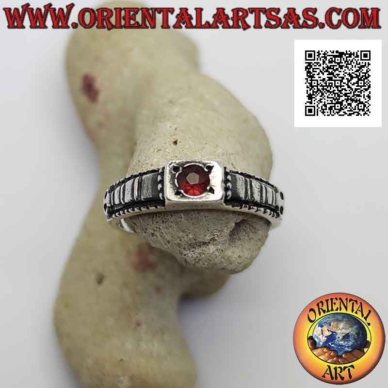 Anillo de plata con granate redondo engastado en un cuadrado en relieve y decoración a cuadros