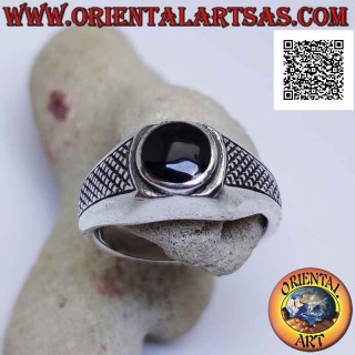 Bague en argent avec cabochon rond en fil d'onyx et décoration de sculptures obliques denses sur les côtés