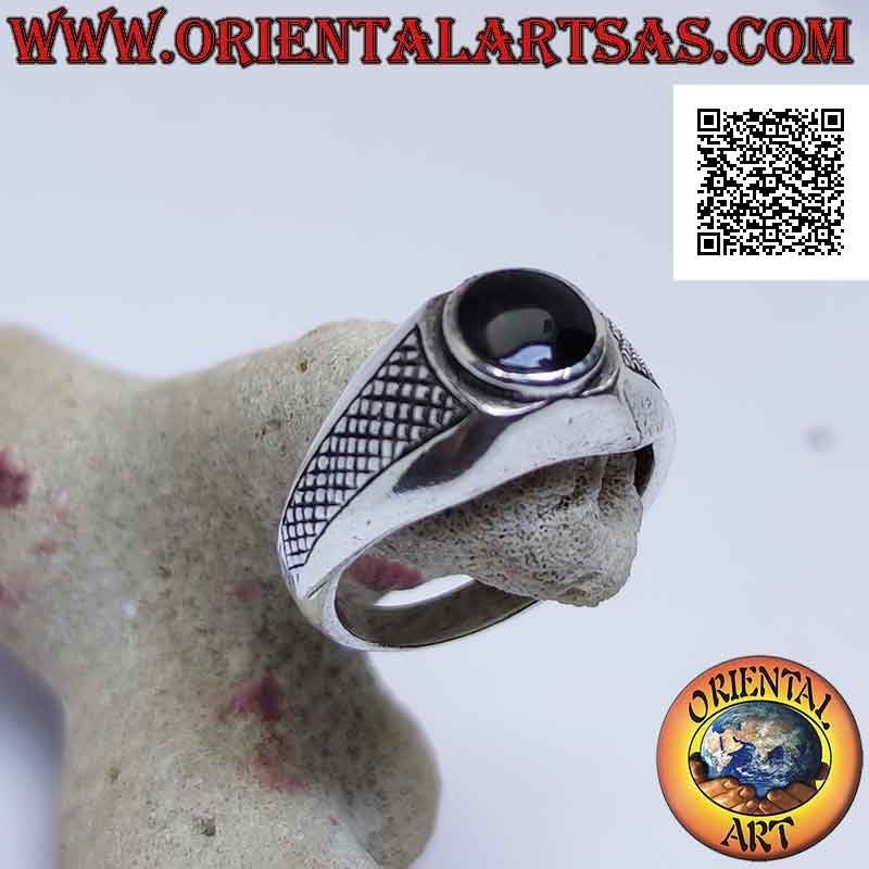 Anillo de plata con hilo de ónix cabujón redondo y decoración de densos tallados oblicuos en los laterales