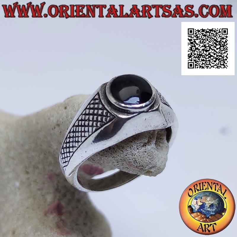 Anello in argento con onice tonda cabochon a filo e decorazione a intagli fitti obliqui sui lati