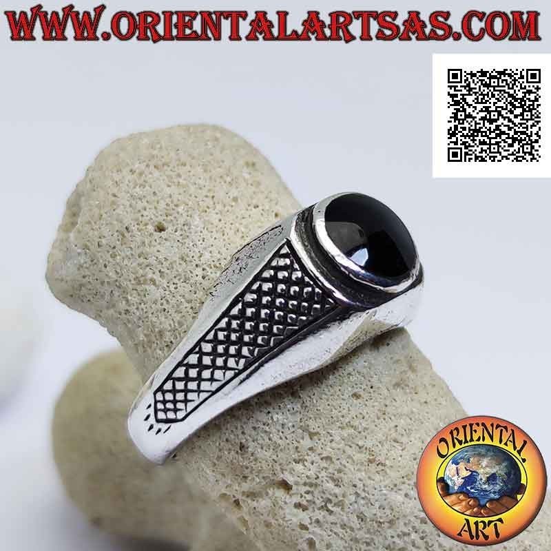 Anello in argento con onice tonda cabochon a filo e decorazione a intagli fitti obliqui sui lati