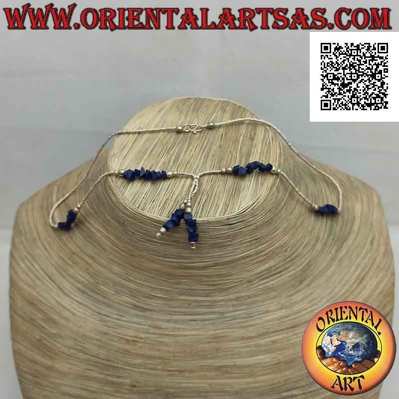 Collier ras de cou de perles en argent 925 ‰ et fragments de lapis lazuli enfilés d'une touffe
