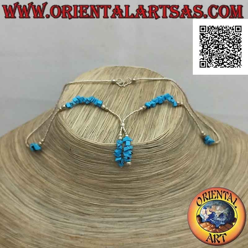Collana girocollo di perline di argento 925 ‰ e frammenti di turchese infilati con ciuffetto