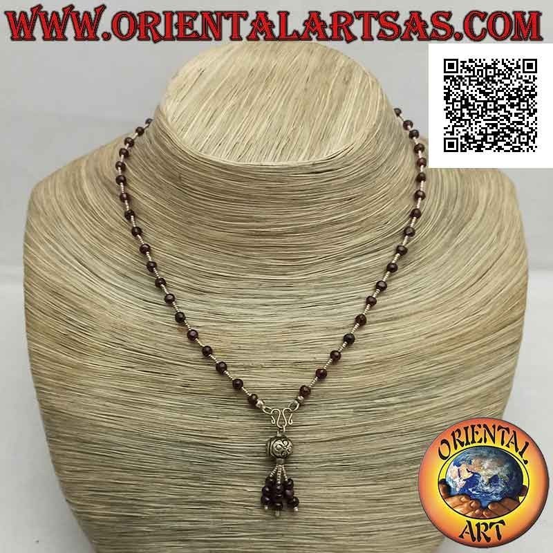 Collier ras de cou de perles de grenat et argent 925 ‰ enfilé d'une touffe