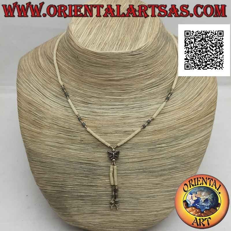 Collana girocollo di tubicini di giada chiara grezza e argento 925 ‰ infilati con farfalla e ciuffetto