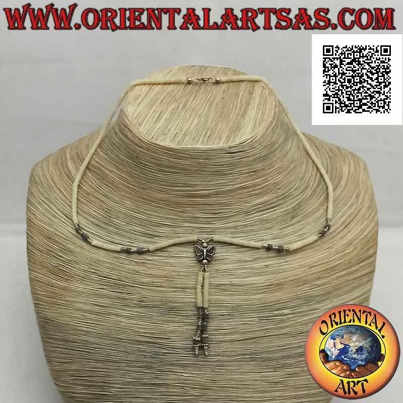 Collana girocollo di tubicini di giada chiara grezza e argento 925 ‰ infilati con farfalla e ciuffetto