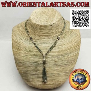 Collier ras de cou à deux rangs de tubes de jade brut et d'argent 925 enfilé de roses et de touffe