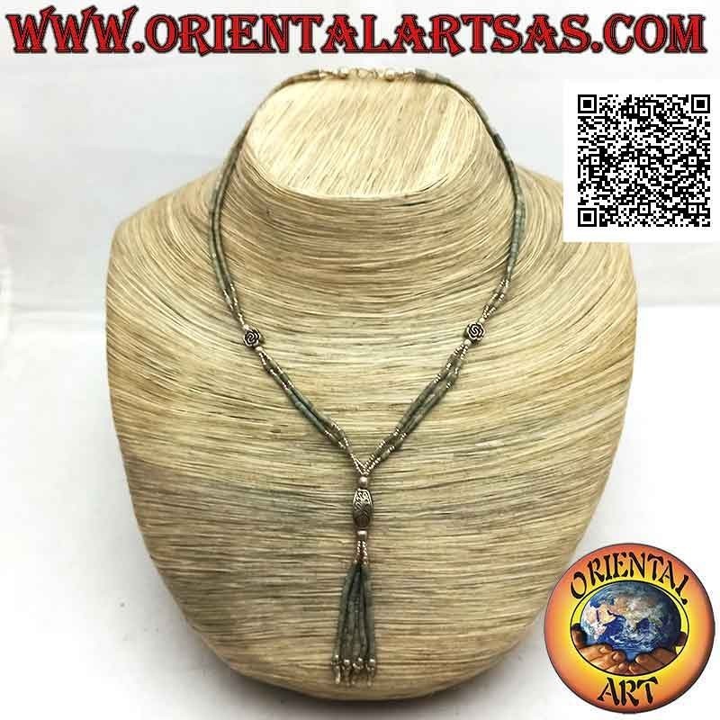 Collana girocollo a due fili di tubicini di giada grezza e argento 925 ‰ infilati con rose e ciuffetto