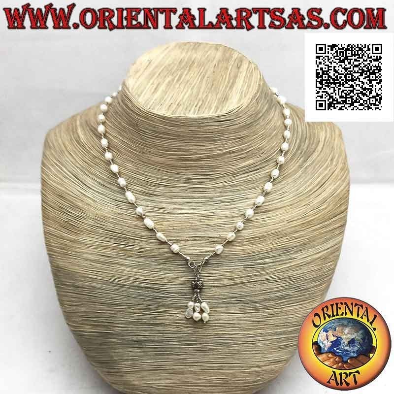 Collier ras de cou de perles d'eau douce et boules d'argent 925 ‰ enfilées d'une touffe
