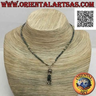 Gargantilla de tubos y fragmentos de jade crudo y plata 925 ‰ ensartada con un mechón