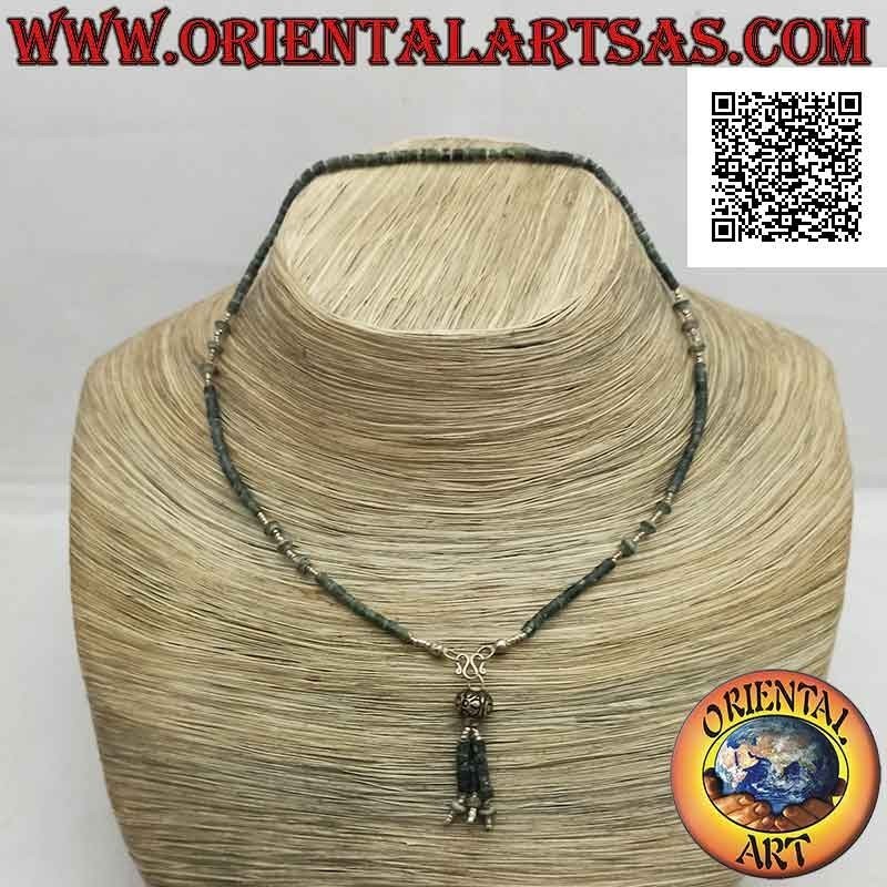 Collana girocollo di tubicini e frammenti di giada grezza e argento 925 ‰ infilati con ciuffetto