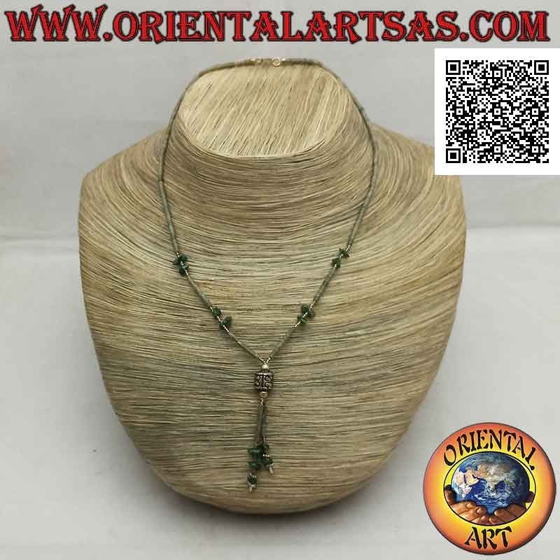 Collana girocollo di tubicini e frammenti di giada verde grezza e argento 925 ‰ infilati con ciuffetto (cilindro)