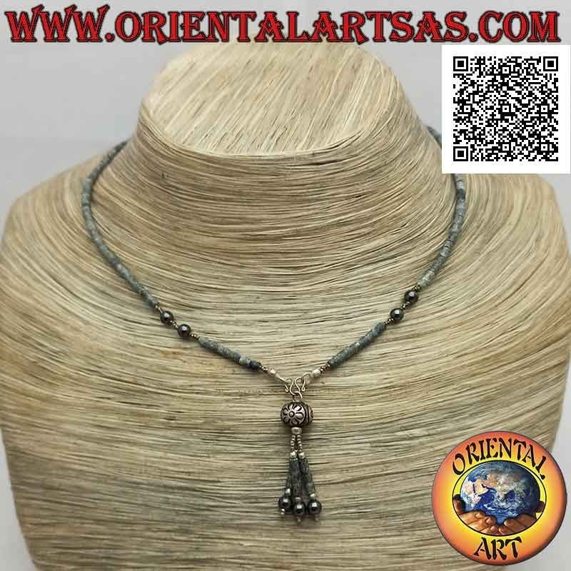 Gargantilla de tubos de jade crudo y bolas de hematita y plata 925 ‰ ensartada con un mechón