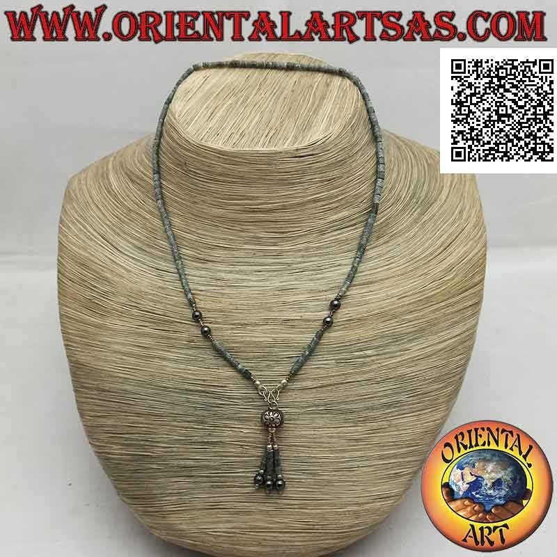 Gargantilla de tubos de jade crudo y bolas de hematita y plata 925 ‰ ensartada con un mechón