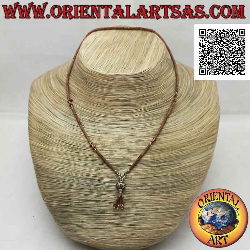 Collana girocollo di tubicini e frammenti di giada marrone grezza e argento 925 ‰ infilati con ciuffetto