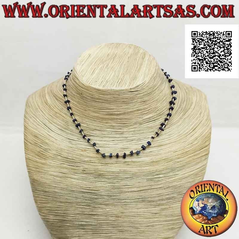 Collana girocollo di frammenti di lapislazzuli e perline di argento 925 ‰ infilate