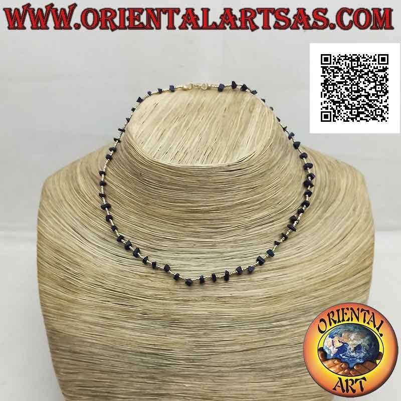 Collana girocollo di frammenti di lapislazzuli e perline di argento 925 ‰ infilate