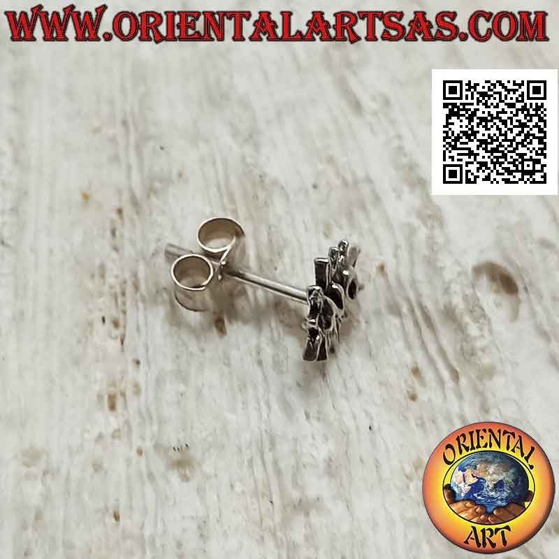 Mini earring in silver, "no" in relief