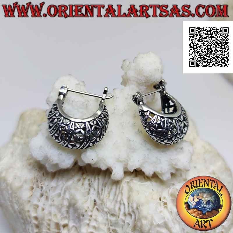 Boucles d'oreilles en argent en forme de croissant avec sac à main arrondi, décoration pointillée et fleurs ajourées