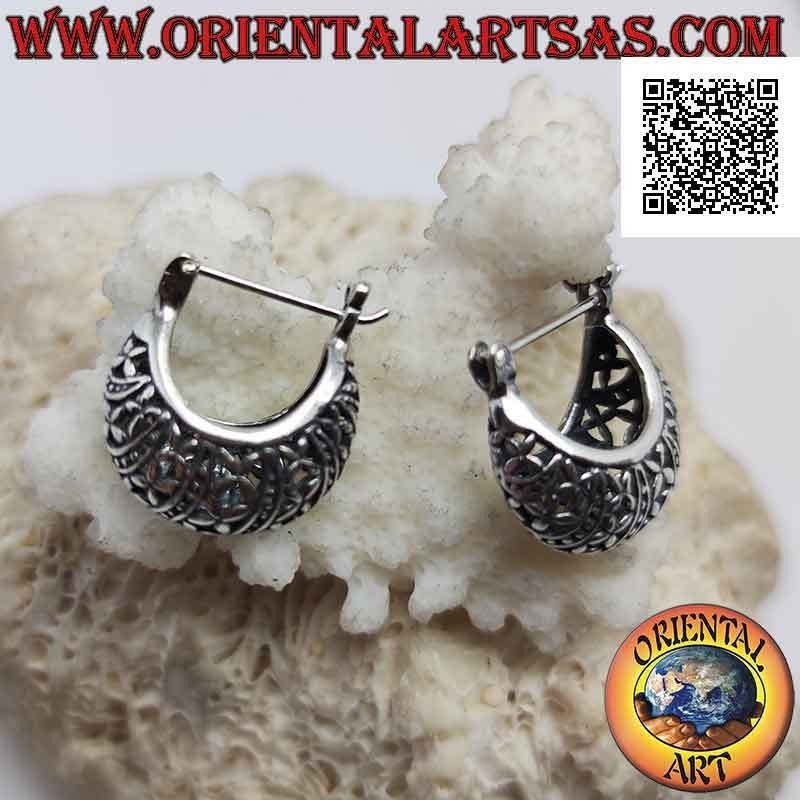 Pendientes de plata en forma de media luna con bolso de mano redondeado, decoración punteada y flores perforadas