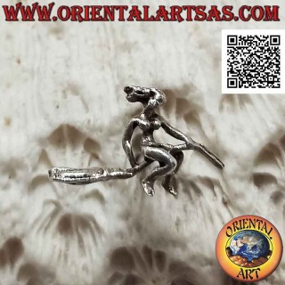 Mini boucle d'oreille en argent, la sorcière sur le balai (b)
