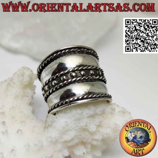 Bague large bande en argent avec petits clous centraux, Bali