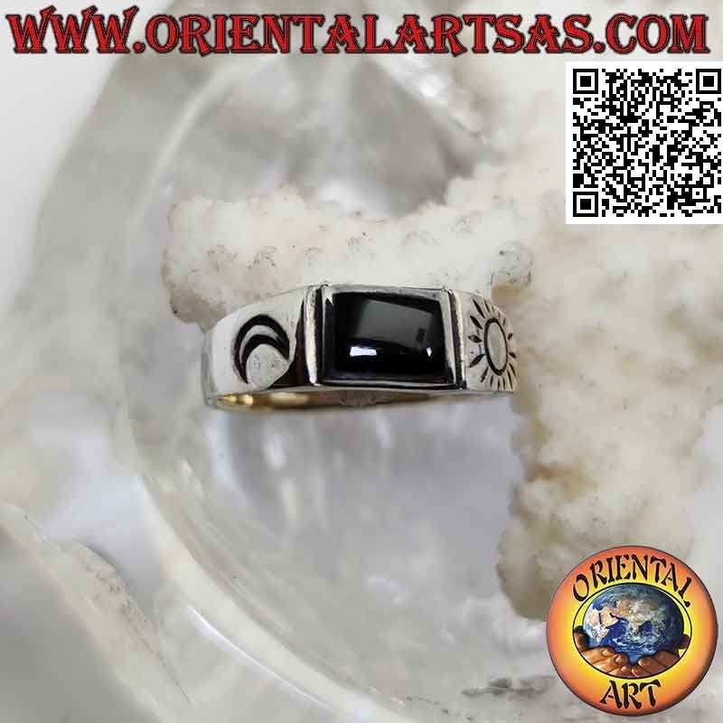 Anillo de plata lisa con ónix rectangular y sol y luna grabados en los laterales