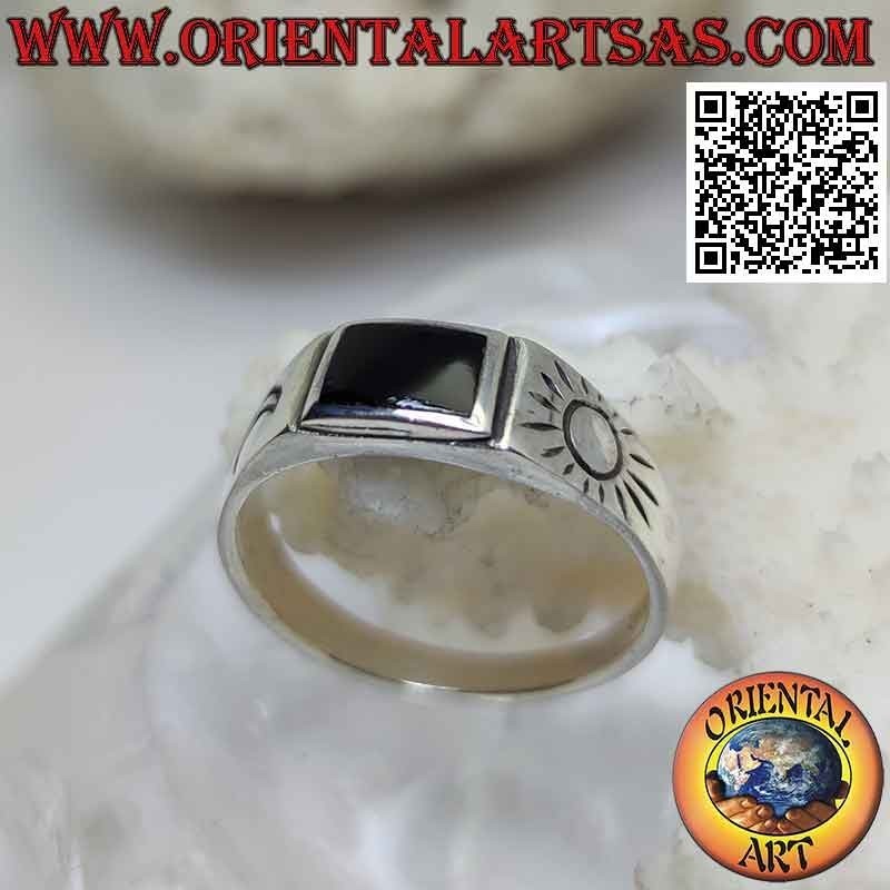 Anillo de plata lisa con ónix rectangular y sol y luna grabados en los laterales