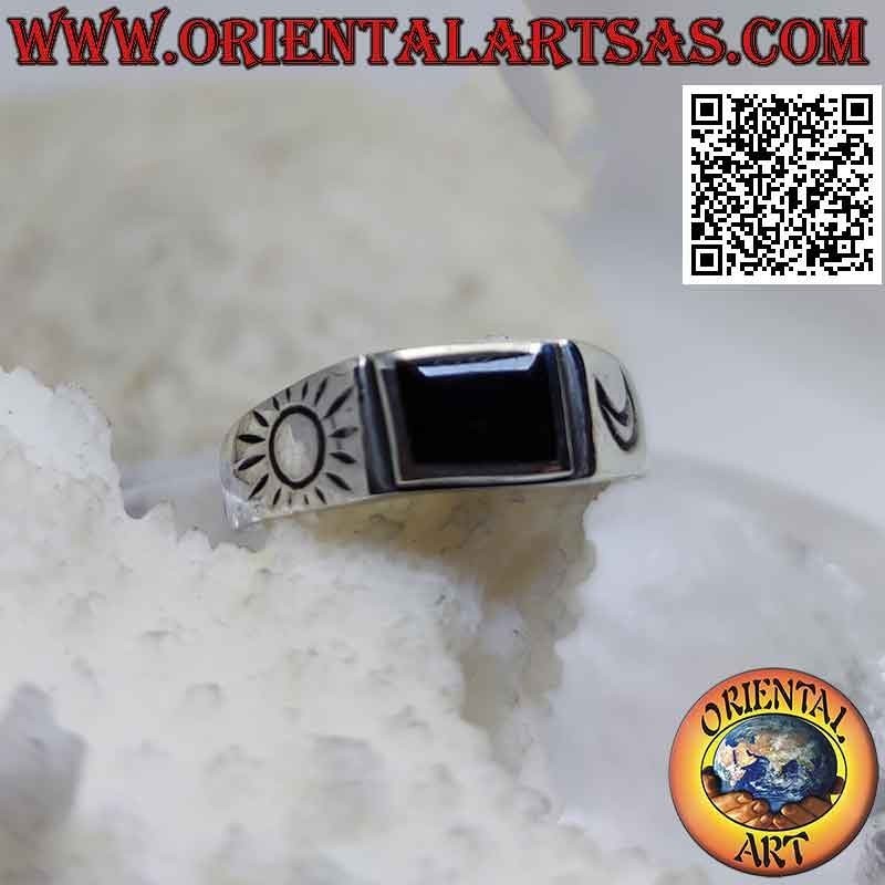 Glatter Silberring mit rechteckigem Onyx und seitlich eingravierter Sonne und Mond