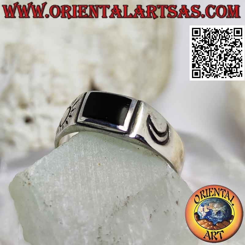 Glatter Silberring mit rechteckigem Onyx und seitlich eingravierter Sonne und Mond
