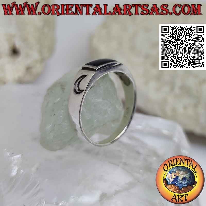 Glatter Silberring mit rechteckigem Onyx und seitlich eingravierter Sonne und Mond
