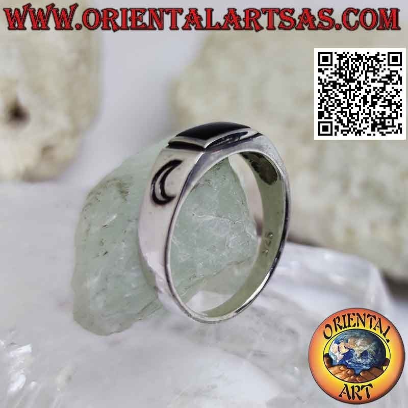 Bague en argent lisse avec onyx rectangulaire et soleil et lune gravés sur les côtés