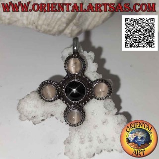 Colgante de plata en forma de cruz con estrella negra central redonda (Diopsido) y piedras lunares
