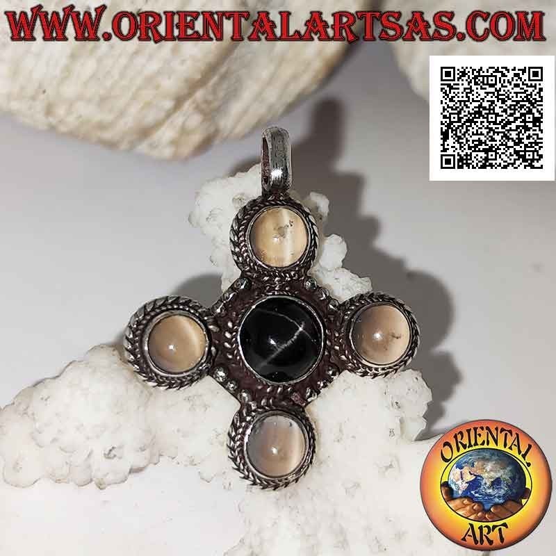 Pendentif en argent en forme de croix avec une étoile noire ronde centrale (Diopside) et des pierres de lune