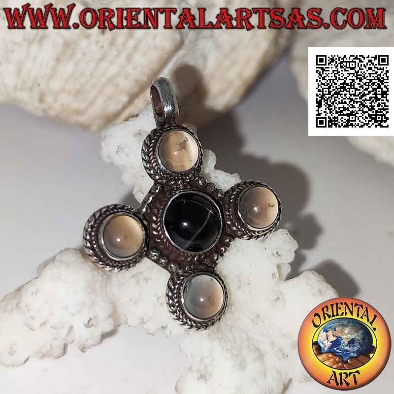 Pendentif en argent en forme de croix avec une étoile noire ronde centrale (Diopside) et des pierres de lune