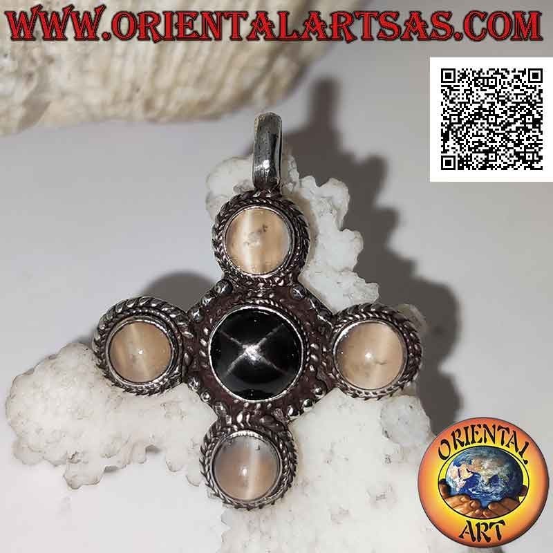 Pendentif en argent en forme de croix avec une étoile noire ronde centrale (Diopside) et des pierres de lune