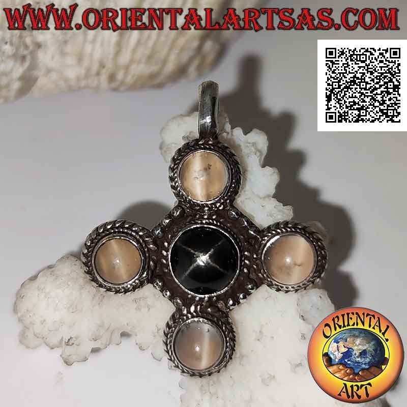Pendentif en argent en forme de croix avec une étoile noire ronde centrale (Diopside) et des pierres de lune