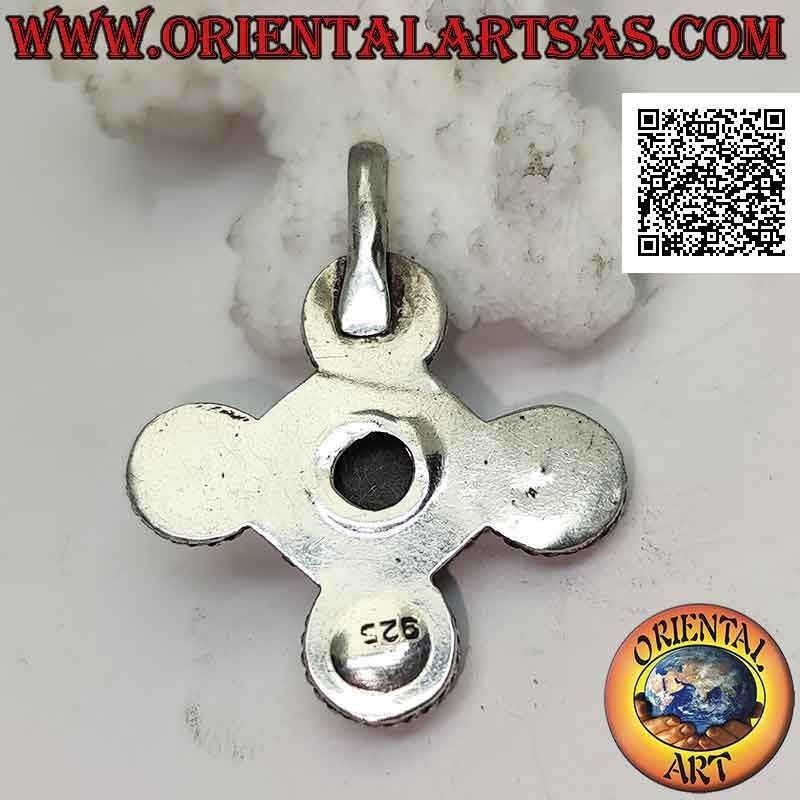 Colgante de plata en forma de cruz con estrella negra central redonda (Diopsido) y piedras lunares