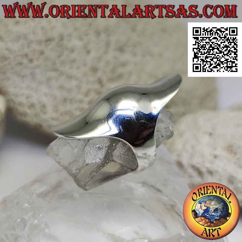 Smooth silver ring in the shape of a wavy finger cover