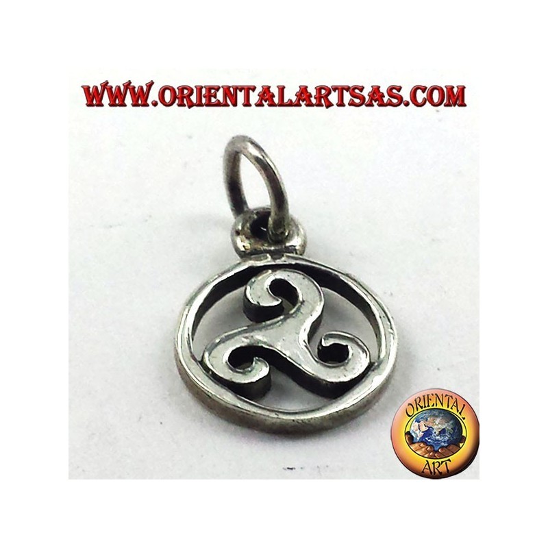 colgante de plata, triskelion en el símbolo del círculo cósmico del Báltico