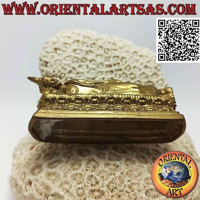 Escultura de Buda en posición de reposo, en latón dorado de 9 cm.